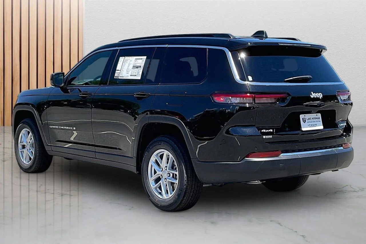 New 2026 Diamond Black Crystal Pearl-Coat Exterior Paint Jeep Laredo image 7