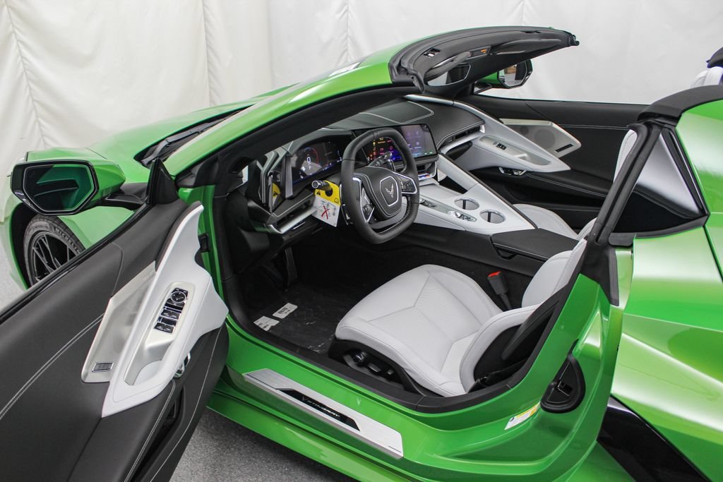 New 2027 Roswell Green Metallic Chevrolet 2LT image 18