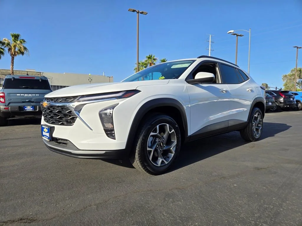 Used 2025 Summit White Chevrolet LT image 2
