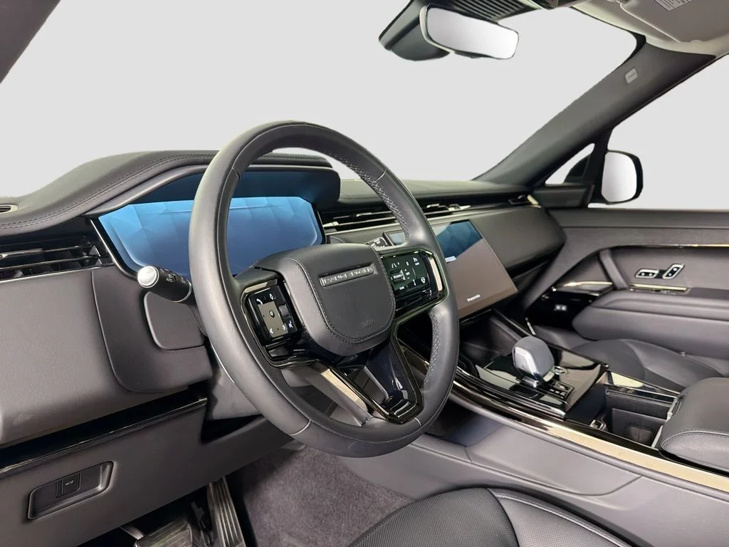 Used 2024  Land Rover Dynamic SE image 9