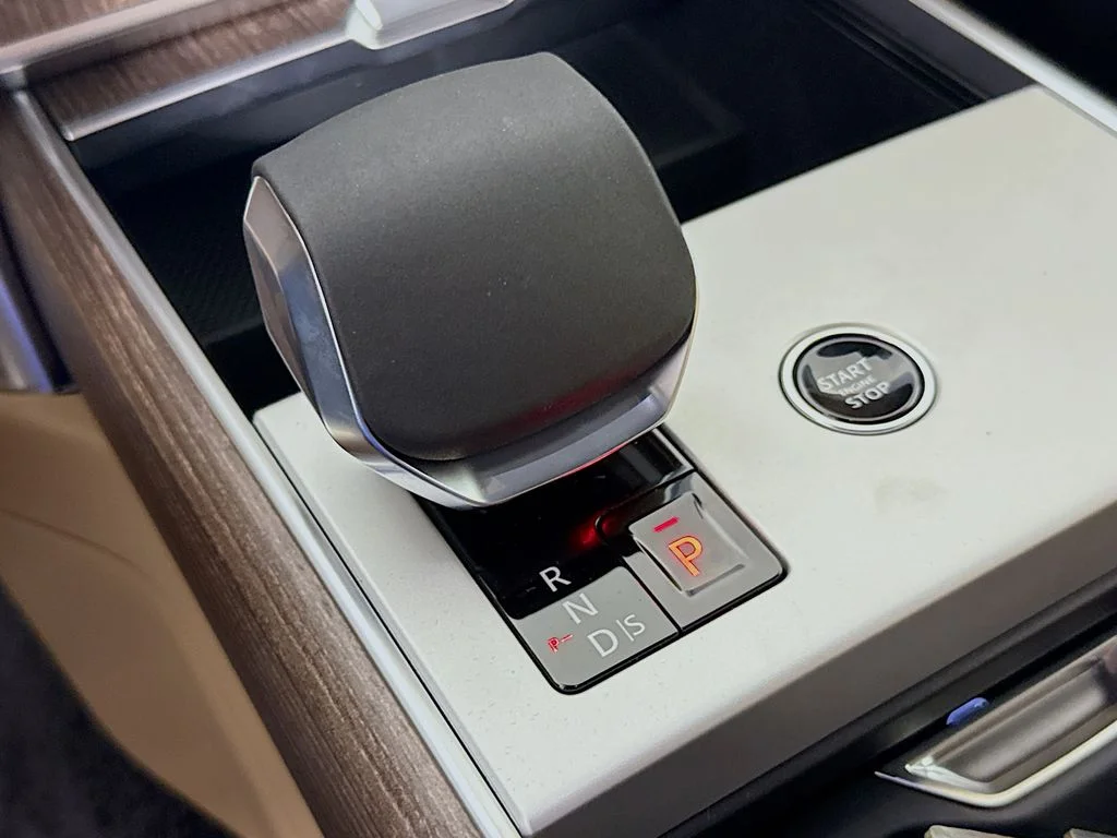 New 2026 Eiger Grey Land Rover SE image 19