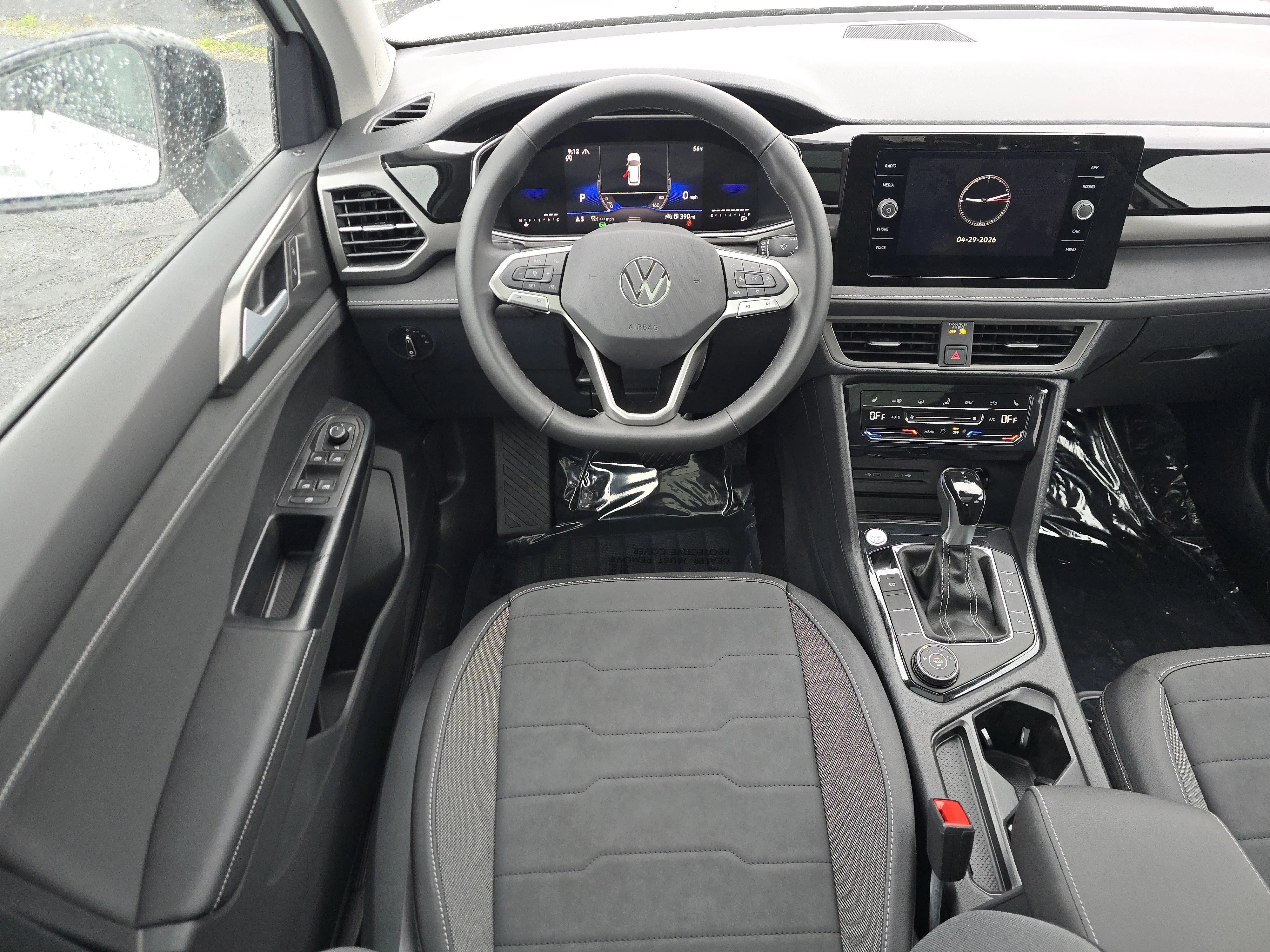 New 2026 Pure White w/Deep Black Roof Volkswagen SE Black image 20