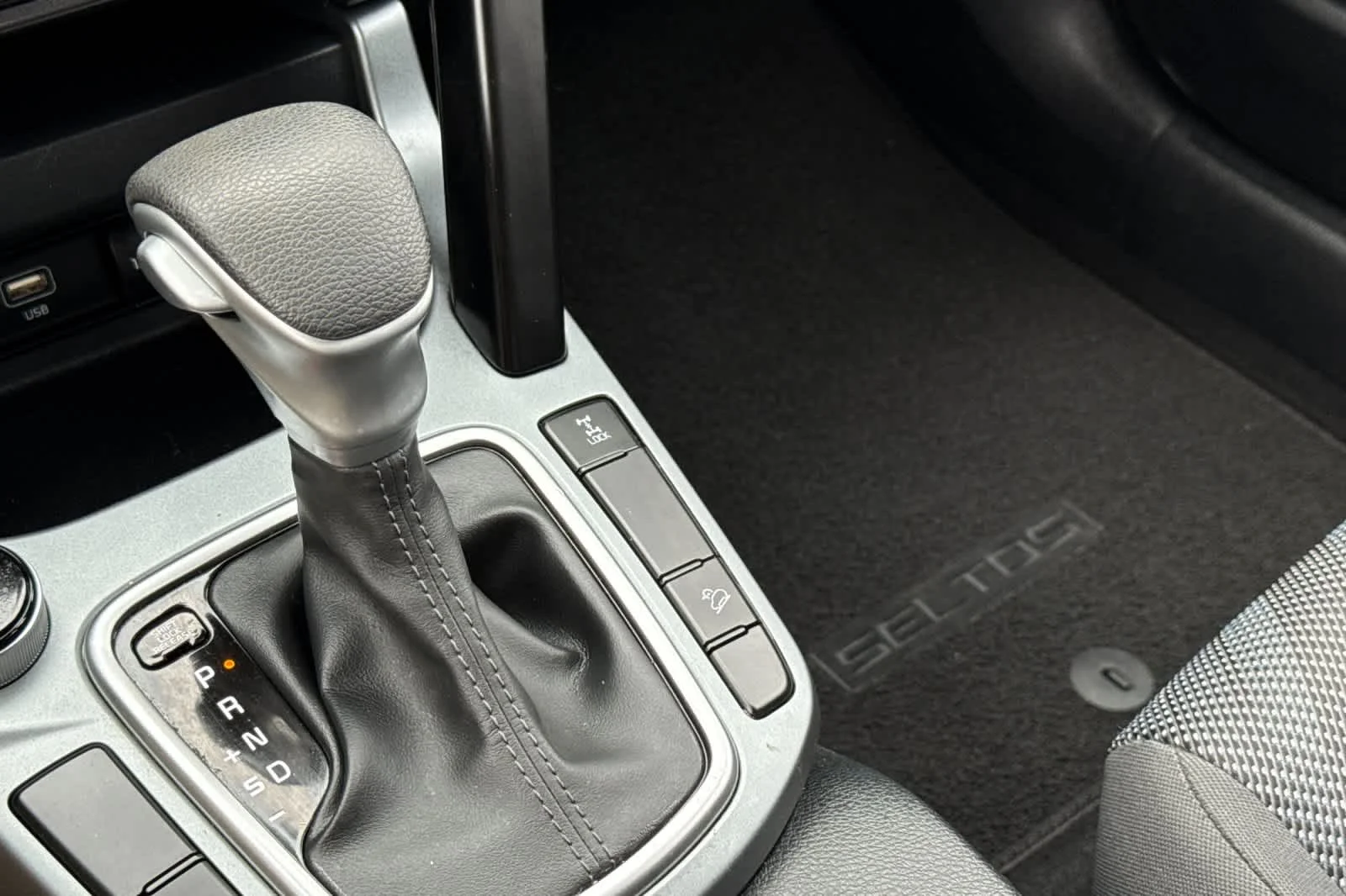 Used 2024 Snow White Pearl Kia LX image 23