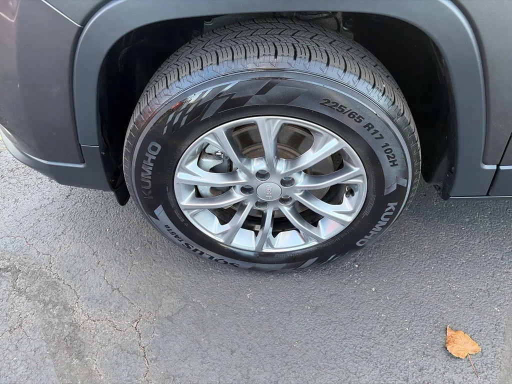 Certified Used 2022 Gray Jeep Latitude Lux image 11