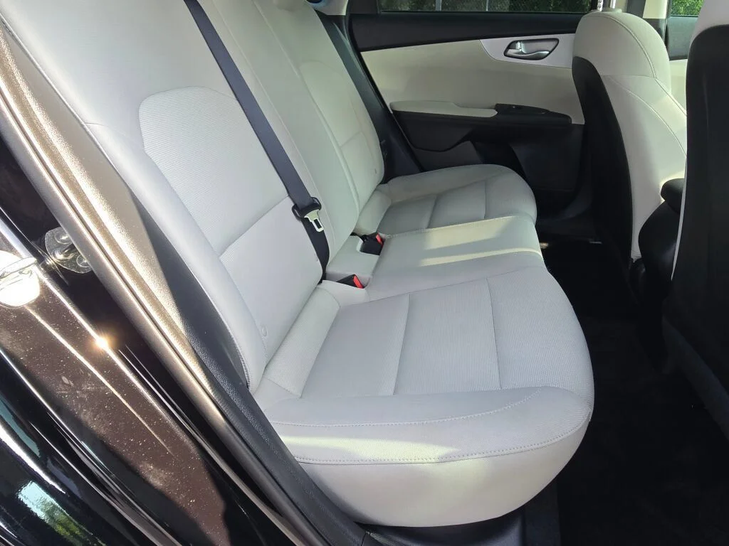 Used 2023 Black Kia LXS image 9