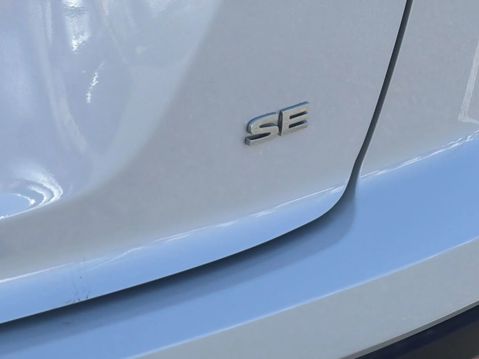 Used 2025 White Diamond Mitsubishi SE image 18