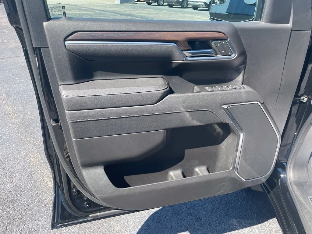 Used 2025 Onyx Black GMC SLT image 13