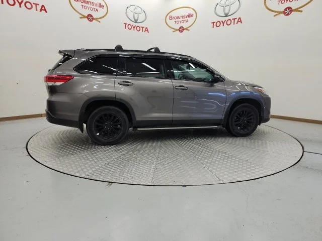 Used 2019 Gray Toyota XLE image 3
