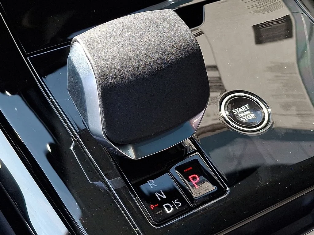 New 2026  Land Rover SE image 13