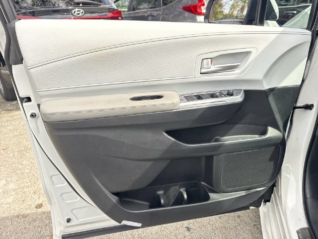 2025 Toyota Sienna XLE - Photo 13