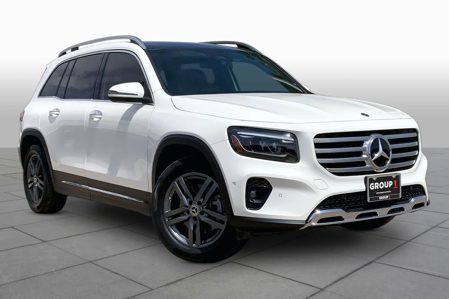 Used 2025 Polar White Mercedes-Benz GLB 250 image 3