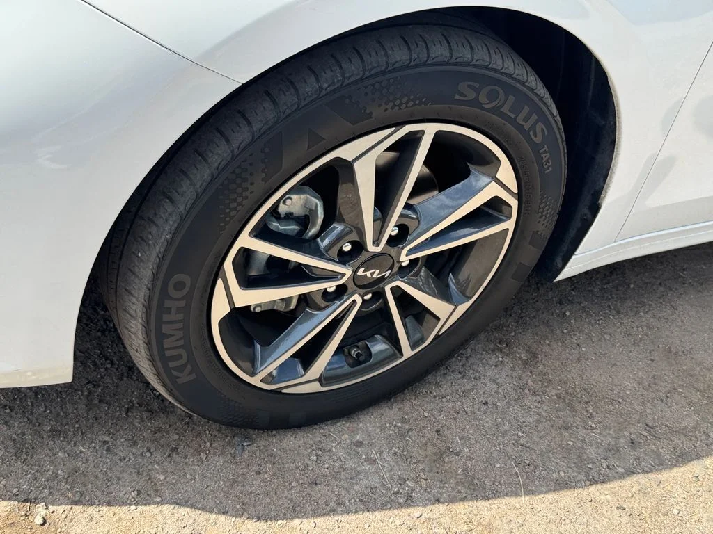 Used 2023 White Kia LXS image 19