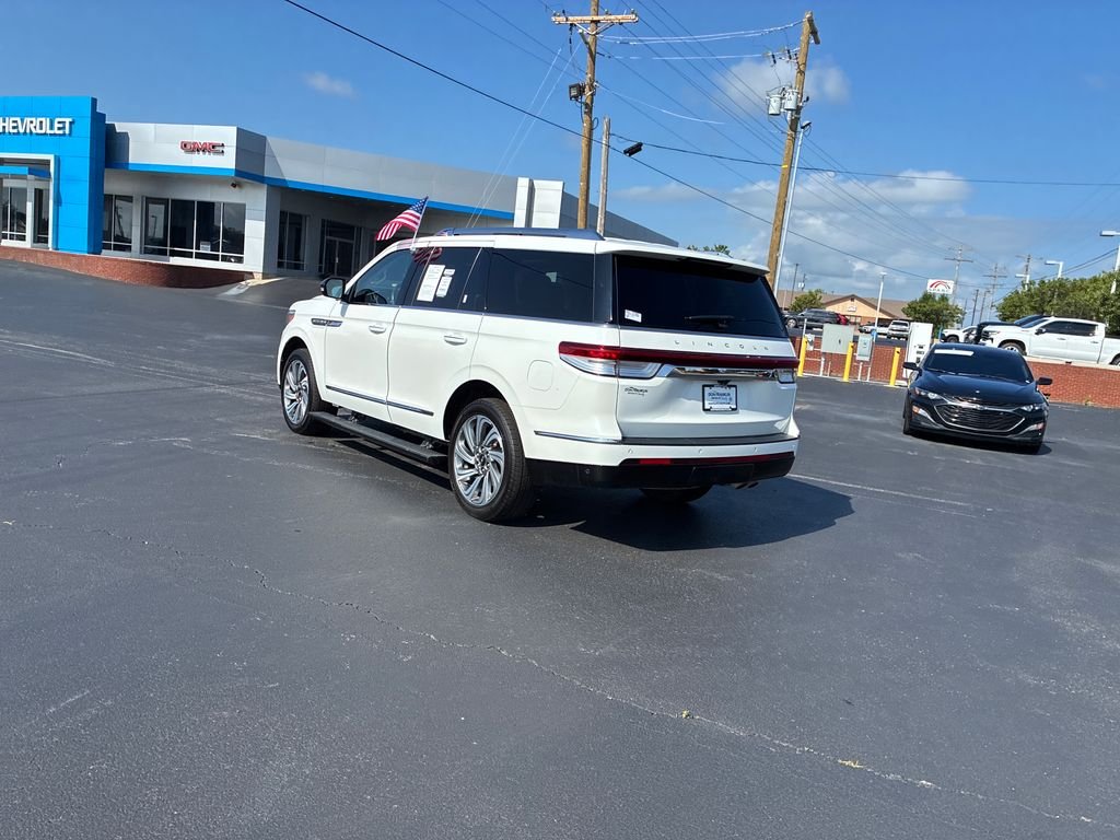 Used 2023 White Lincoln Standard image 2