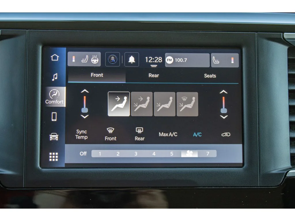 Used 2023 Silver Mist Clearcoat Chrysler LX image 41