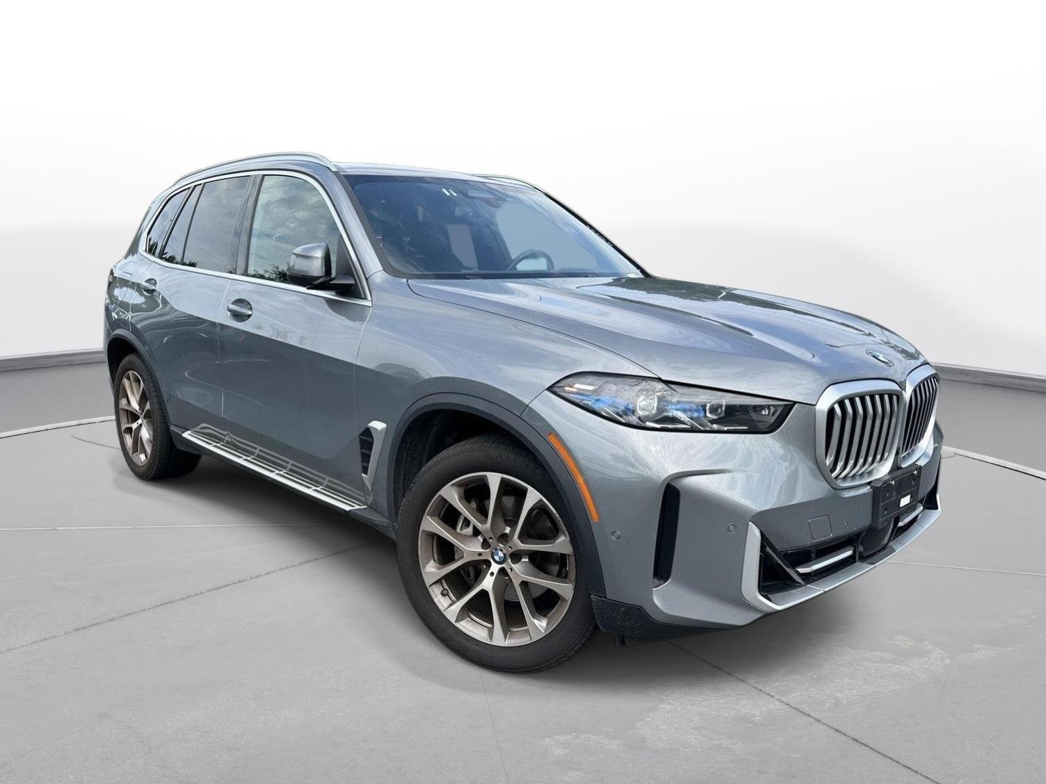 Used 2026 Skyscraper Grey Metallic BMW xDrive40i image 4
