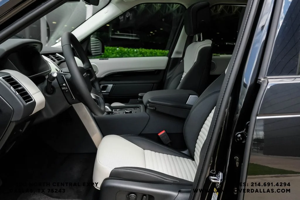New 2026 Santorini Black Metallic Land Rover S image 3