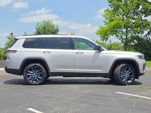 New 2026 Silver Zynith Exterior Paint Jeep 85th Anniversary Edition image 31