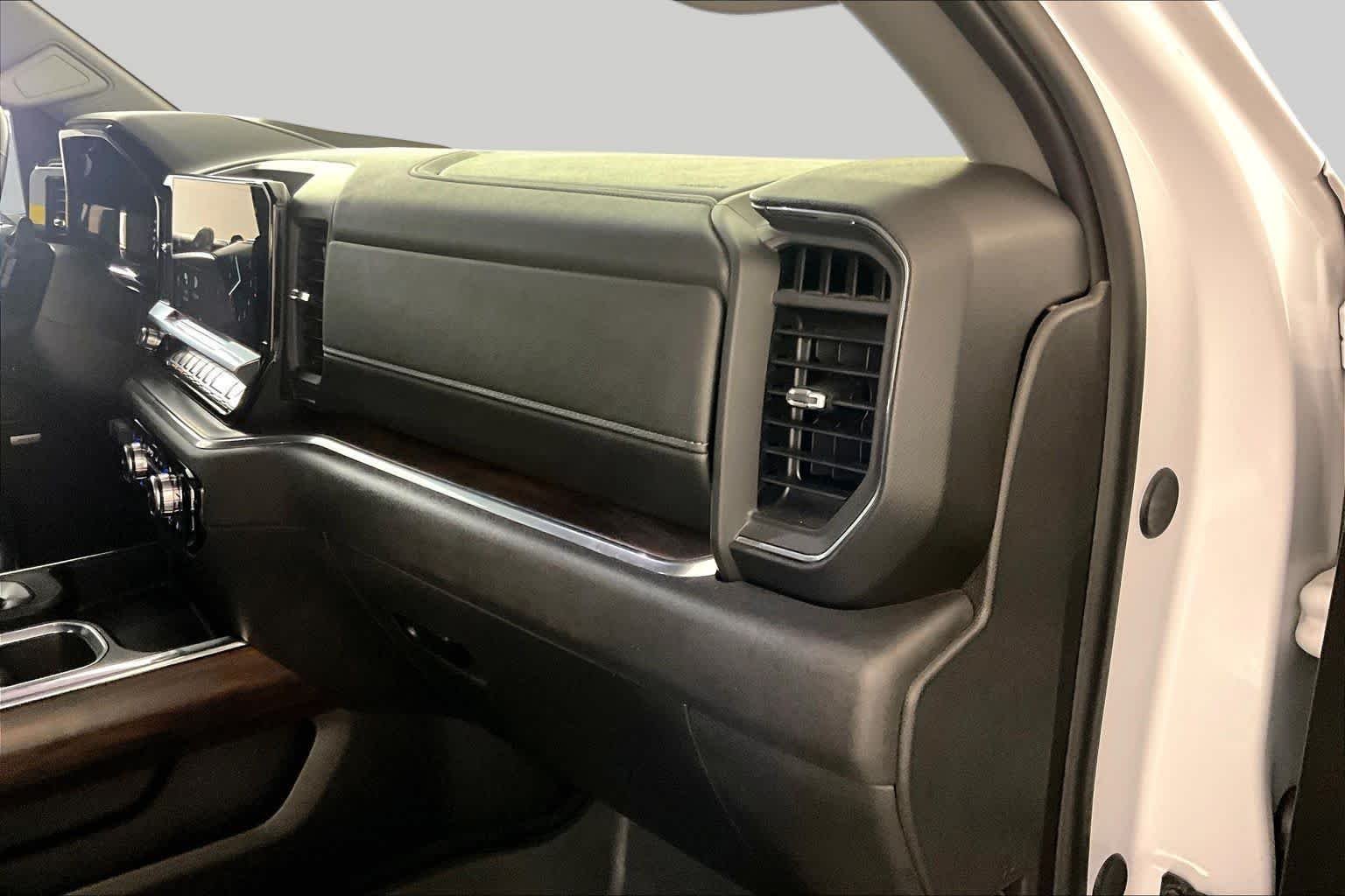 Used 2024 White Frost Tricoat GMC SLT image 17