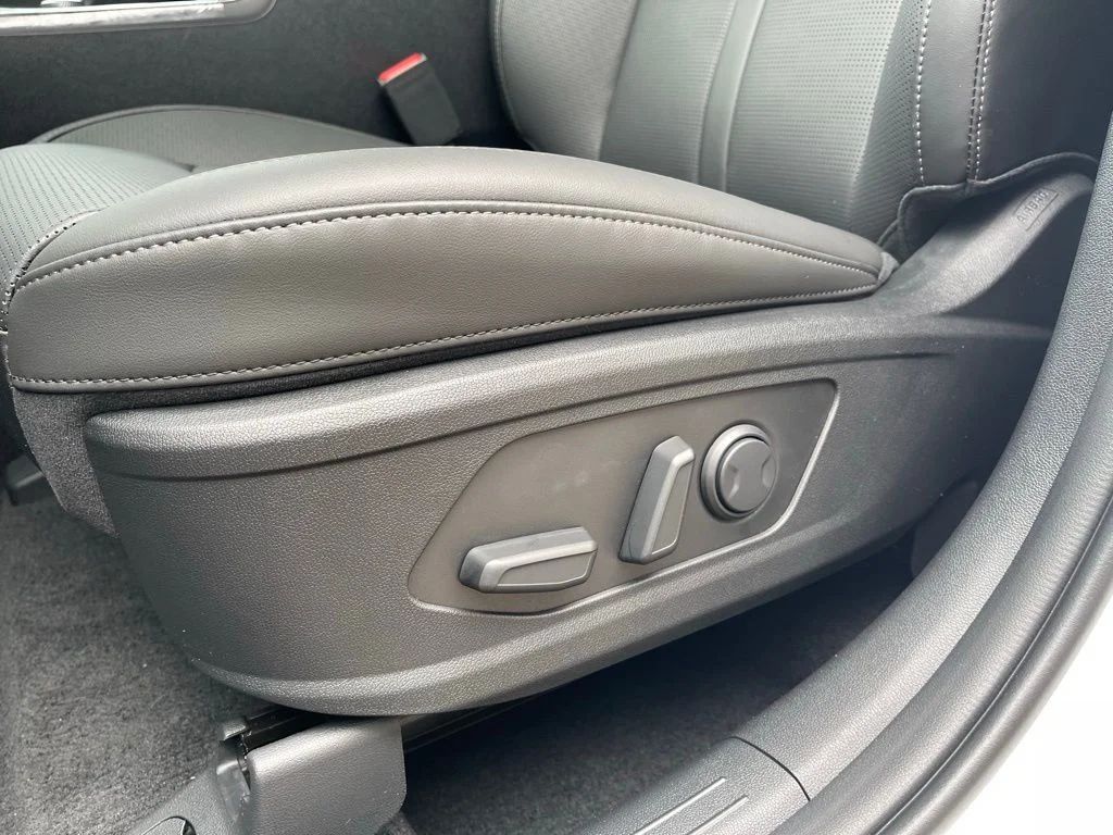 New 2026 White Kia S image 26
