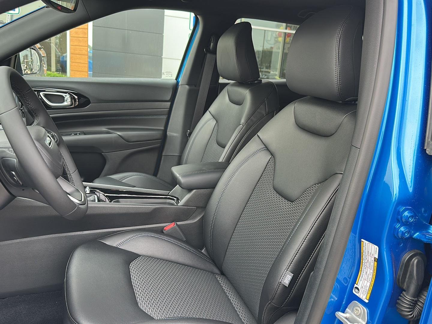 New 2026 Hydro Blue Pearl-Coat Exterior Paint Jeep Latitude Altitude image 10