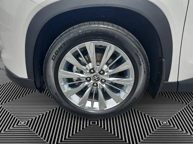 Used 2025 Beige Toyota Platinum image 12