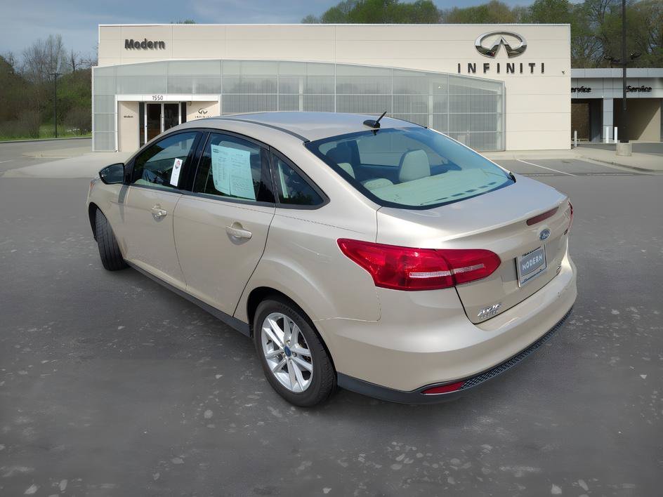 Used 2018 White Gold Metallic Ford SE image 5