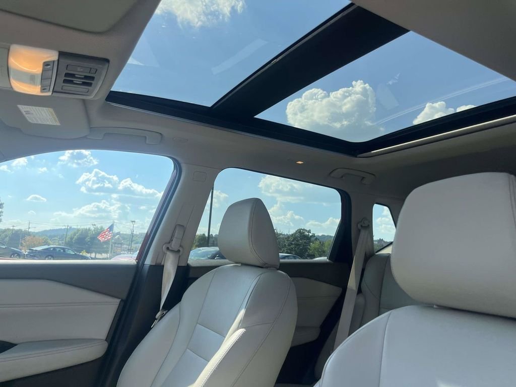Used 2023 Red Nissan SL image 18