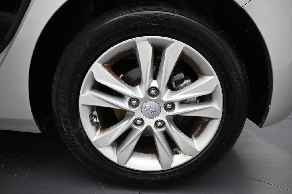 Used 2013 Shimmering Silver Metallic Hyundai Base image 34