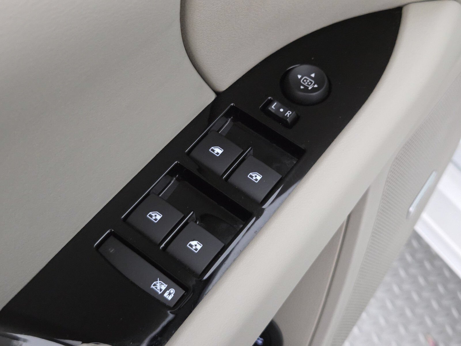 Used 2016 CRYSTAL WHITE TRICOAT Cadillac STD image 19