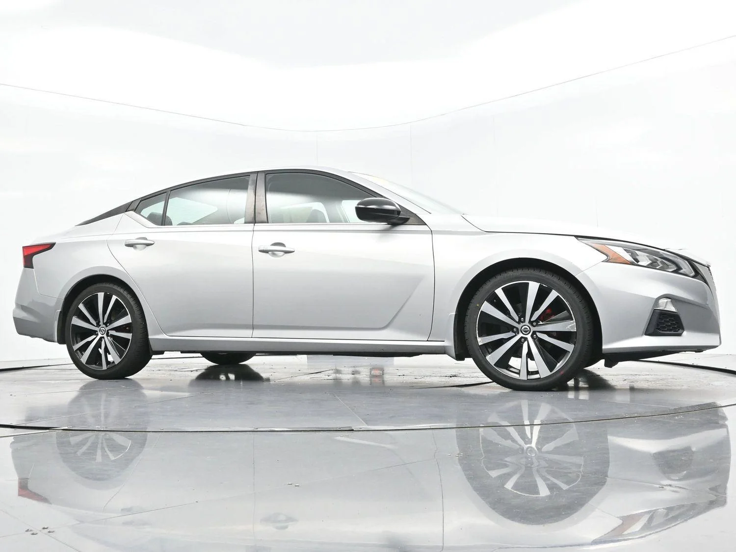 Used 2020 Brilliant Silver Metallic Nissan 2.5 SR image 39