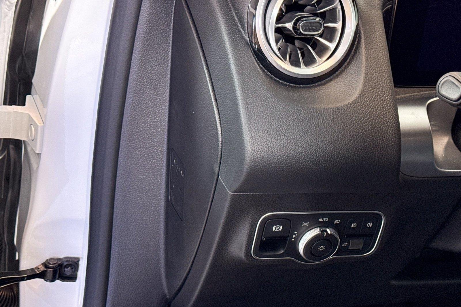 New 2026 Polar White Mercedes-Benz GLB 250 image 10