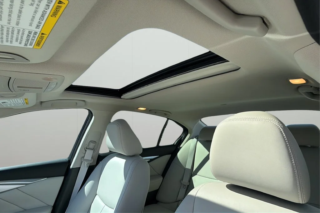 Used 2023 White INFINITI LUXE image 31
