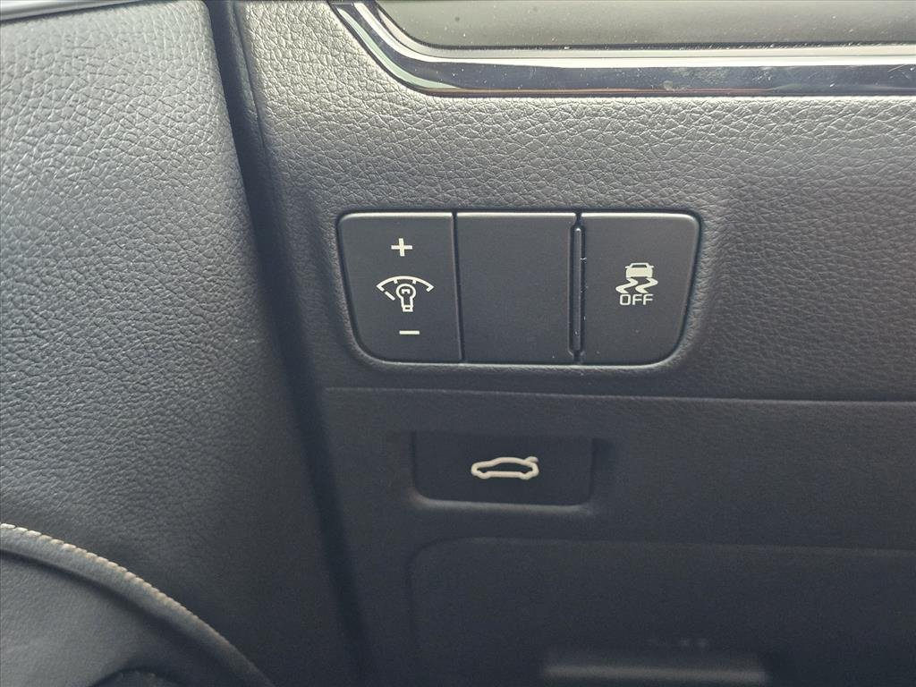 Used 2025 White Kia GT-Line image 22