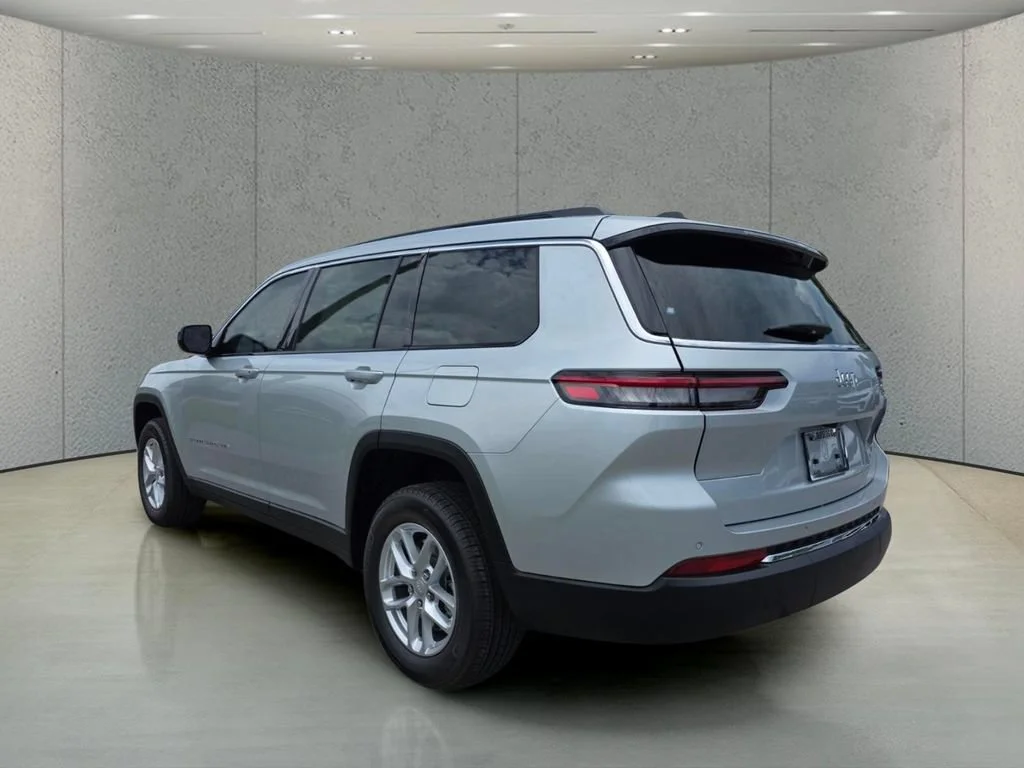 New 2026 Silver Zynith Exterior Paint Jeep Laredo image 7
