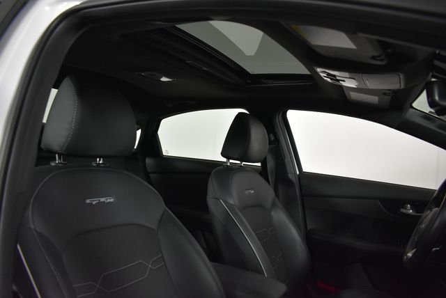 Used 2022 White Kia GT-Line image 17