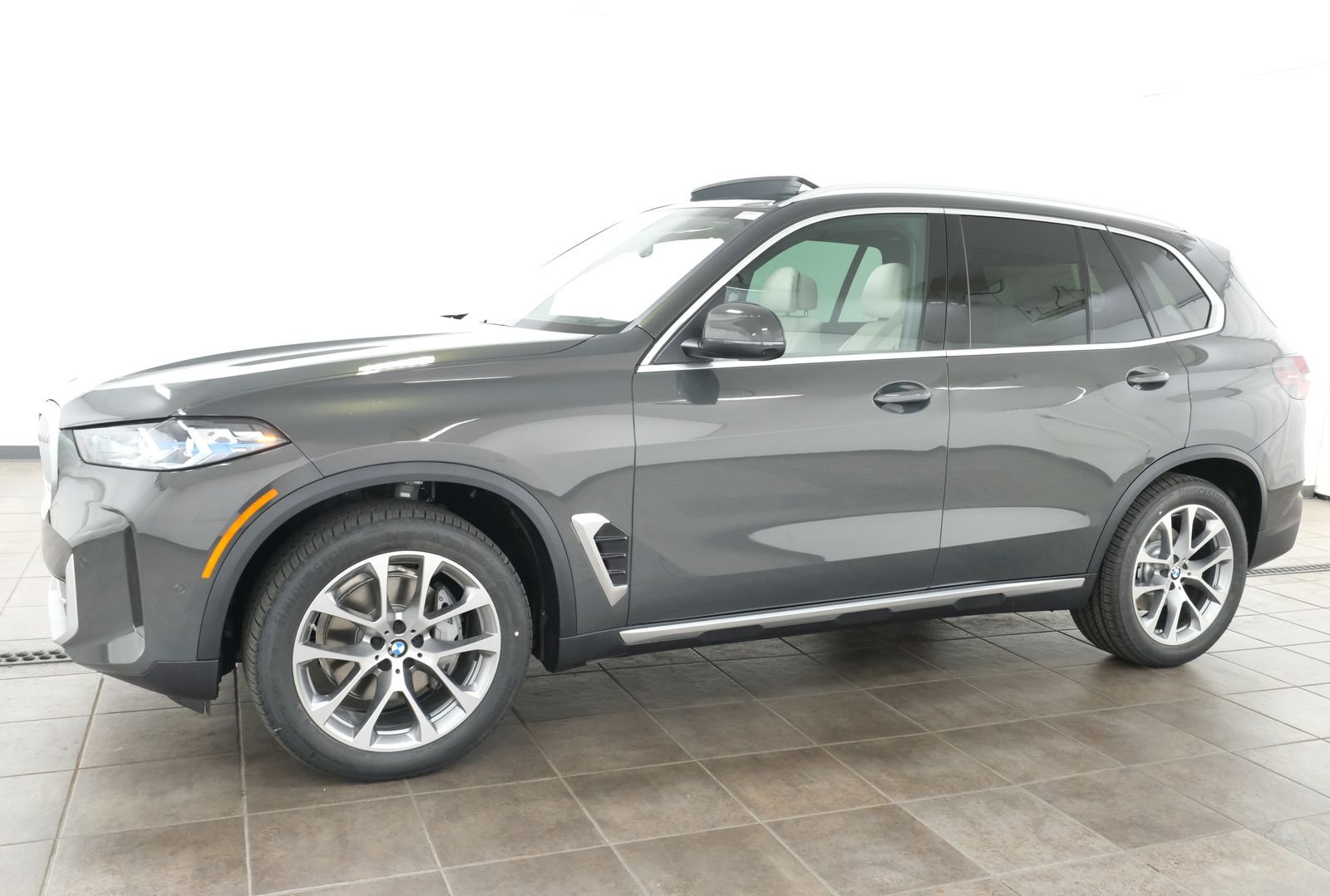 New 2026 Dravit Grey Metallic BMW xDrive40i image 2