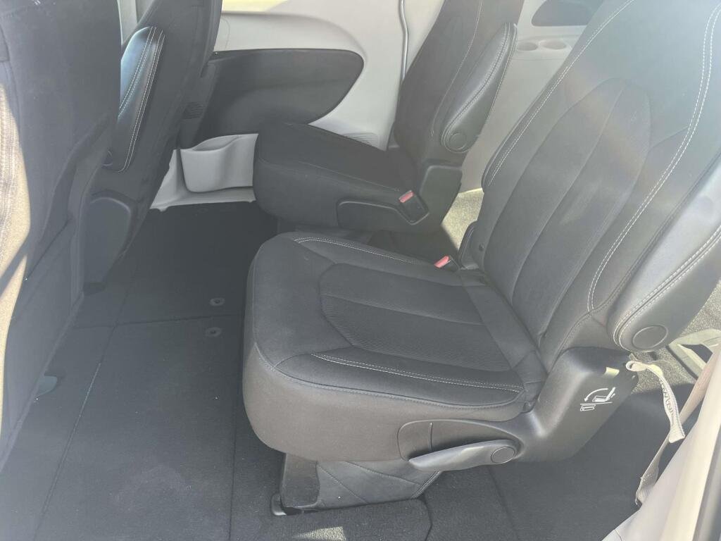 Used 2023 Bright White Clearcoat Chrysler LX image 15