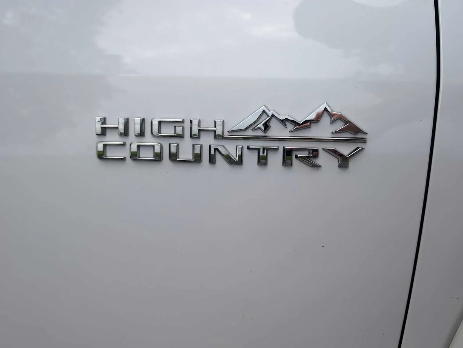 Used 2023 Iridescent Pearl Tricoat Chevrolet High Country image 33