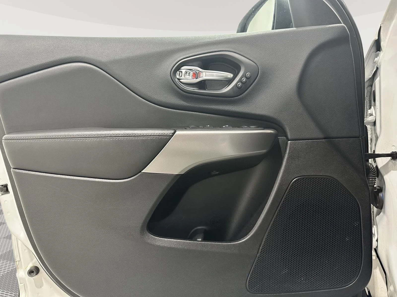 Used 2019 Bright White Clearcoat Jeep Limited image 19