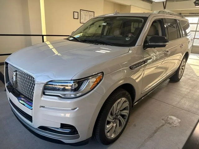Used 2024 White Lincoln Reserve image 1