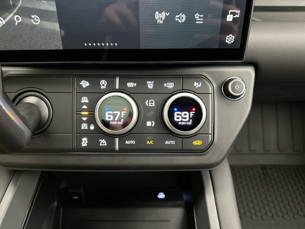 New 2026 Borasco Grey Metallic Land Rover X-Dynamic SE image 13