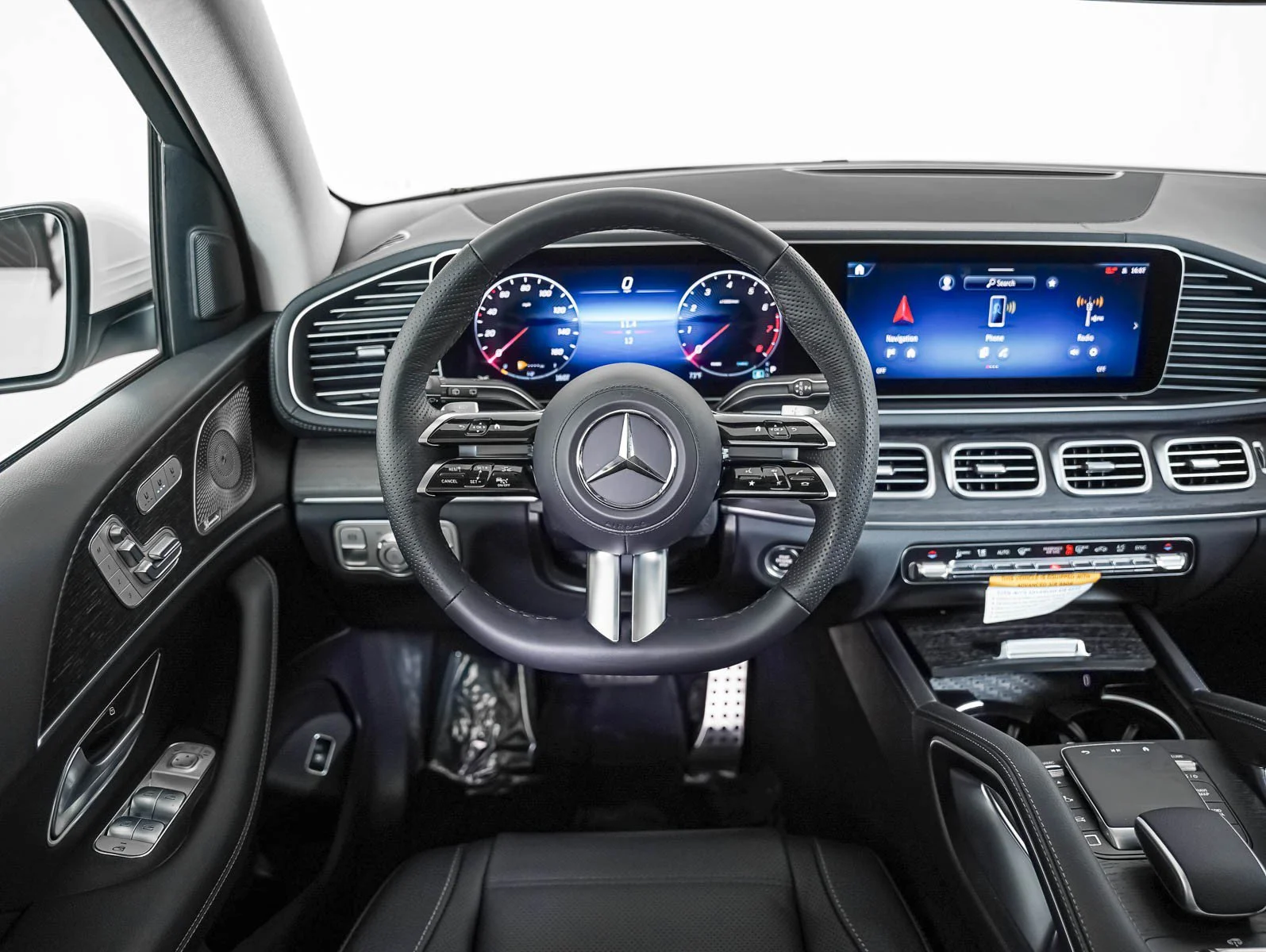 New 2026 Polar White Mercedes-Benz 4MATIC® image 15