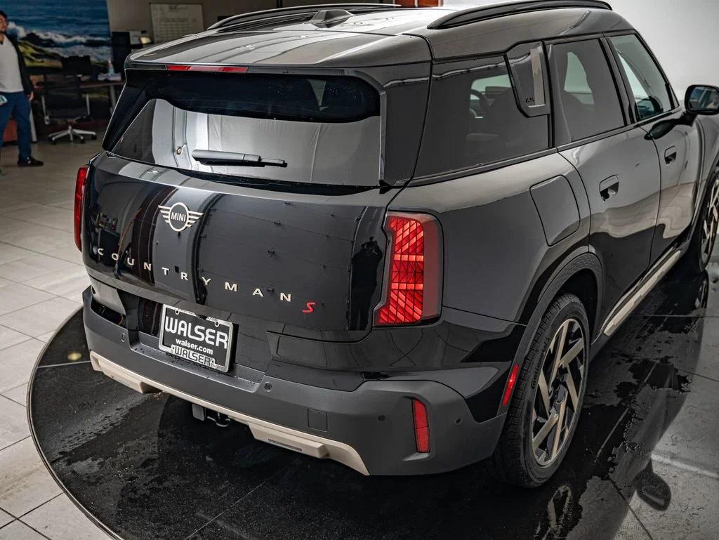 New 2027 Midnight Black Ii Metallic MINI Iconic image 16