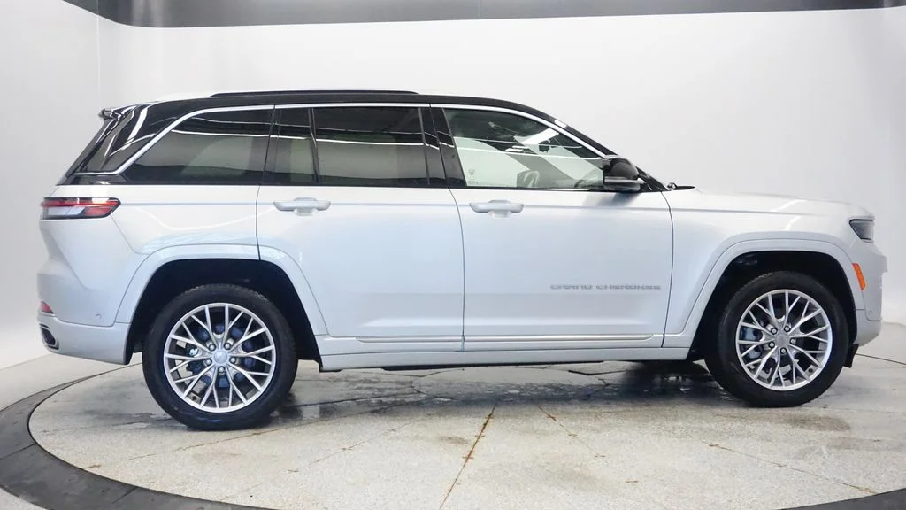 Used 2022 Silver Jeep Summit image 6