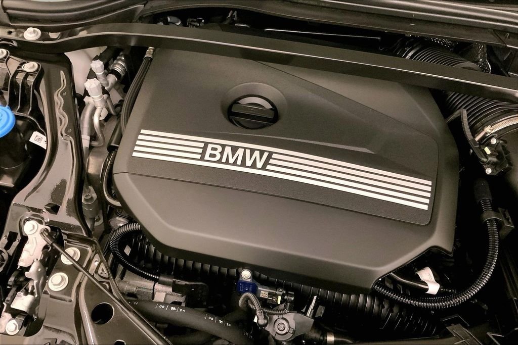 Used 2025 Alpine White BMW  image 31