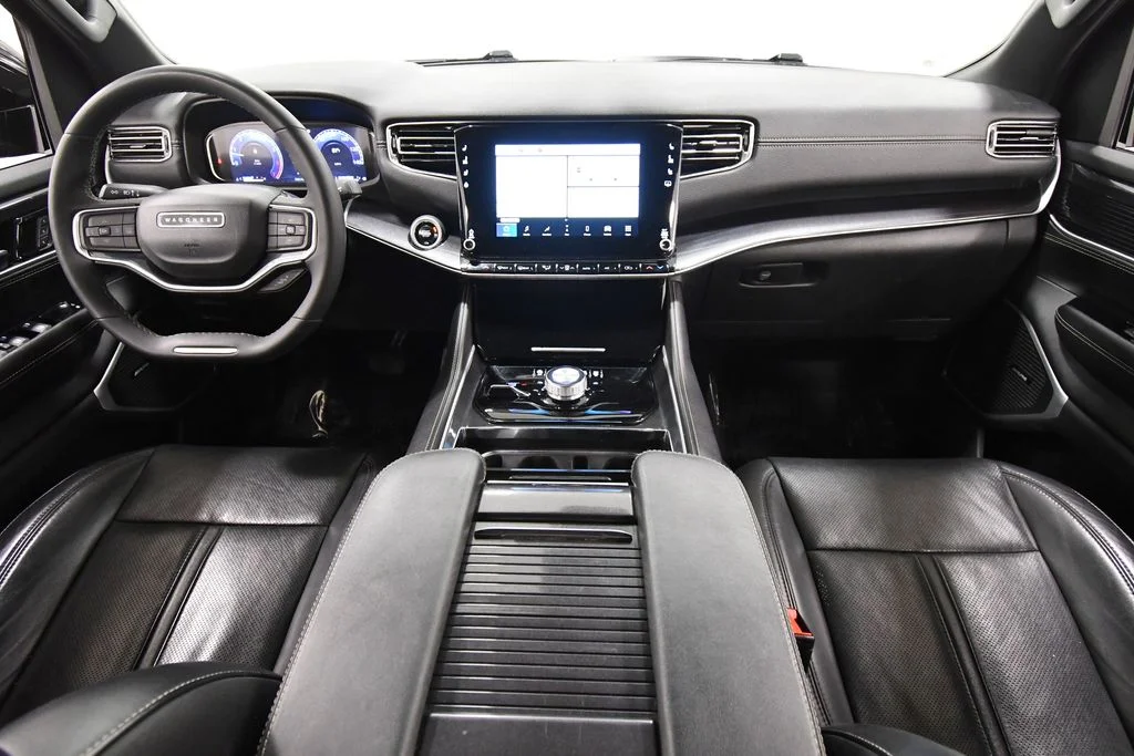 Used 2024 Silver Jeep Base image 3
