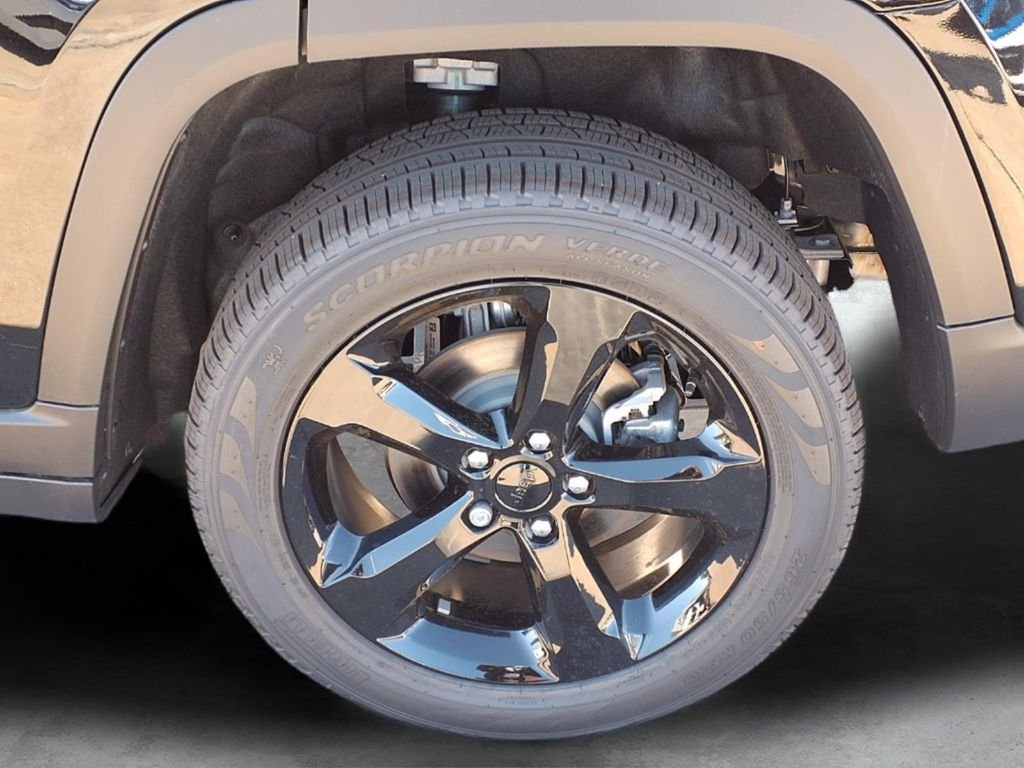 New 2026 Diamond Black Crystal Pearl-Coat Exterior Paint Jeep Limited image 7