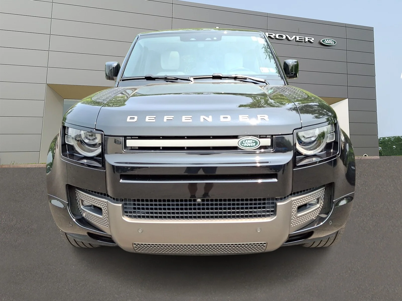 Certified Used 2025 Santorini Black Metallic - 1AG Land Rover 110 P400 X-Dynamic SE image 2