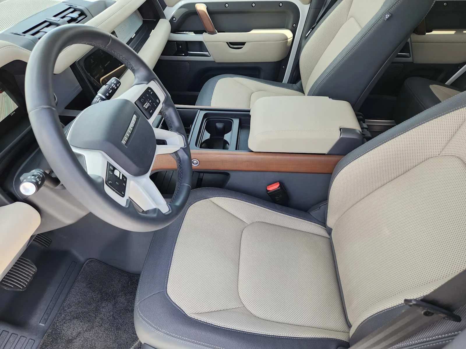 Certified Used 2024 FUJI WHITE Land Rover X-Dynamic SE image 12