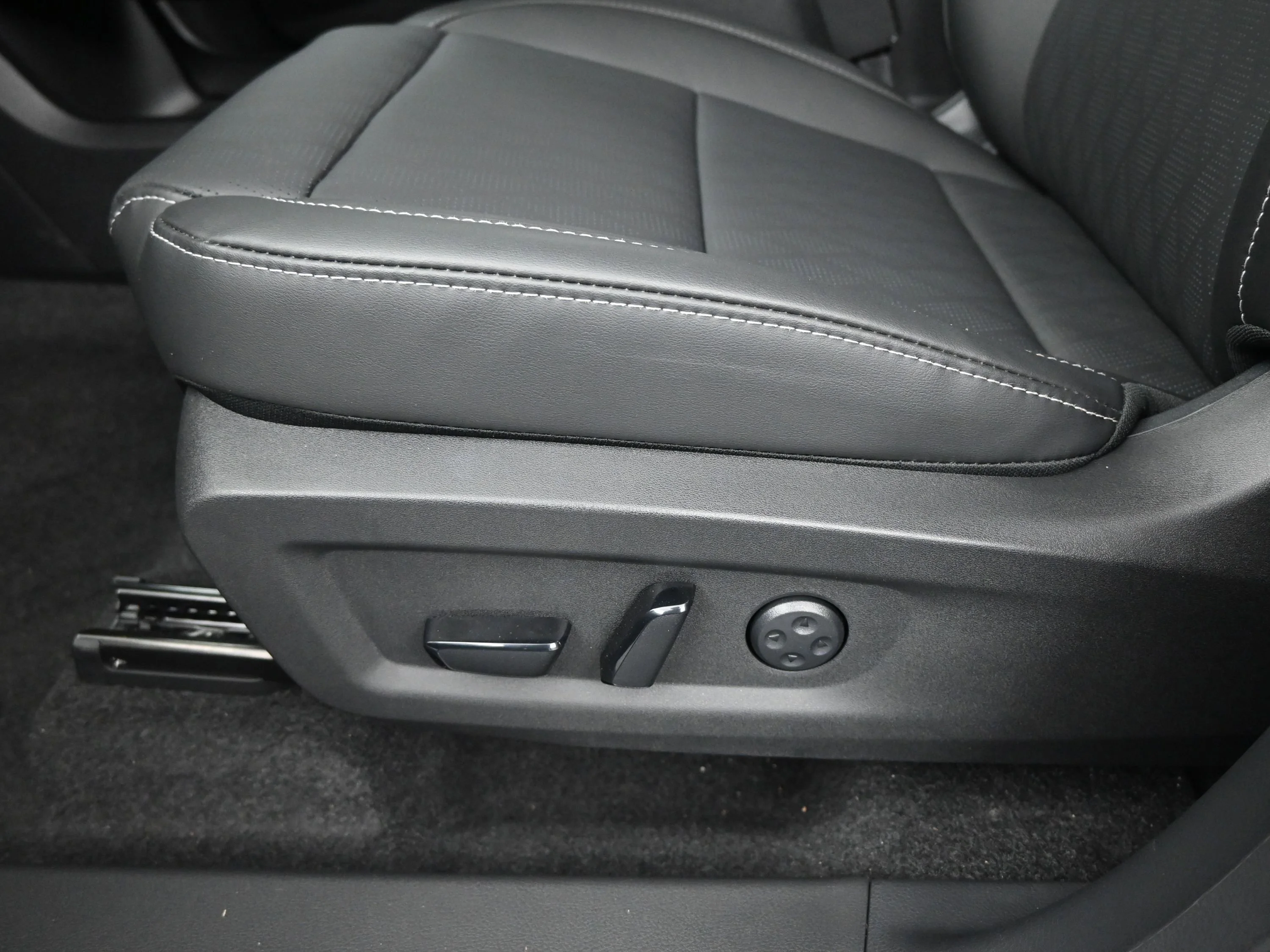 New 2026 Super Black Nissan Platinum image 10